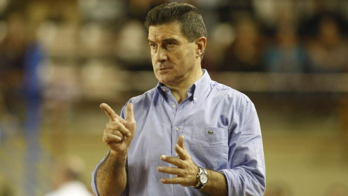 A la izquierda Vrazalic, a la derecha el entrenador del Reale Ademar, Manolo Cadenas, que va conformando poco a poco su equipo.