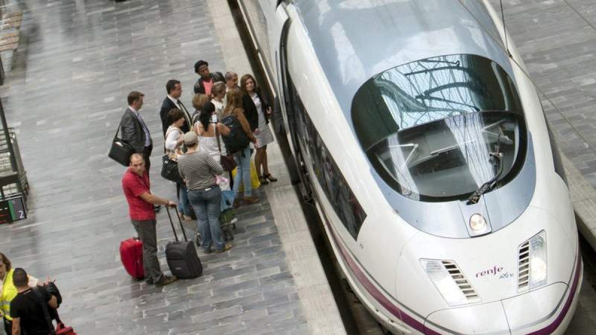 Uno de los trenes que prestan el servicio Avant. EFE