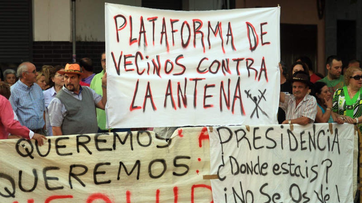 Con pancartas en la mano, decenas de vecinos volvieron a concentrarse en el barrio.