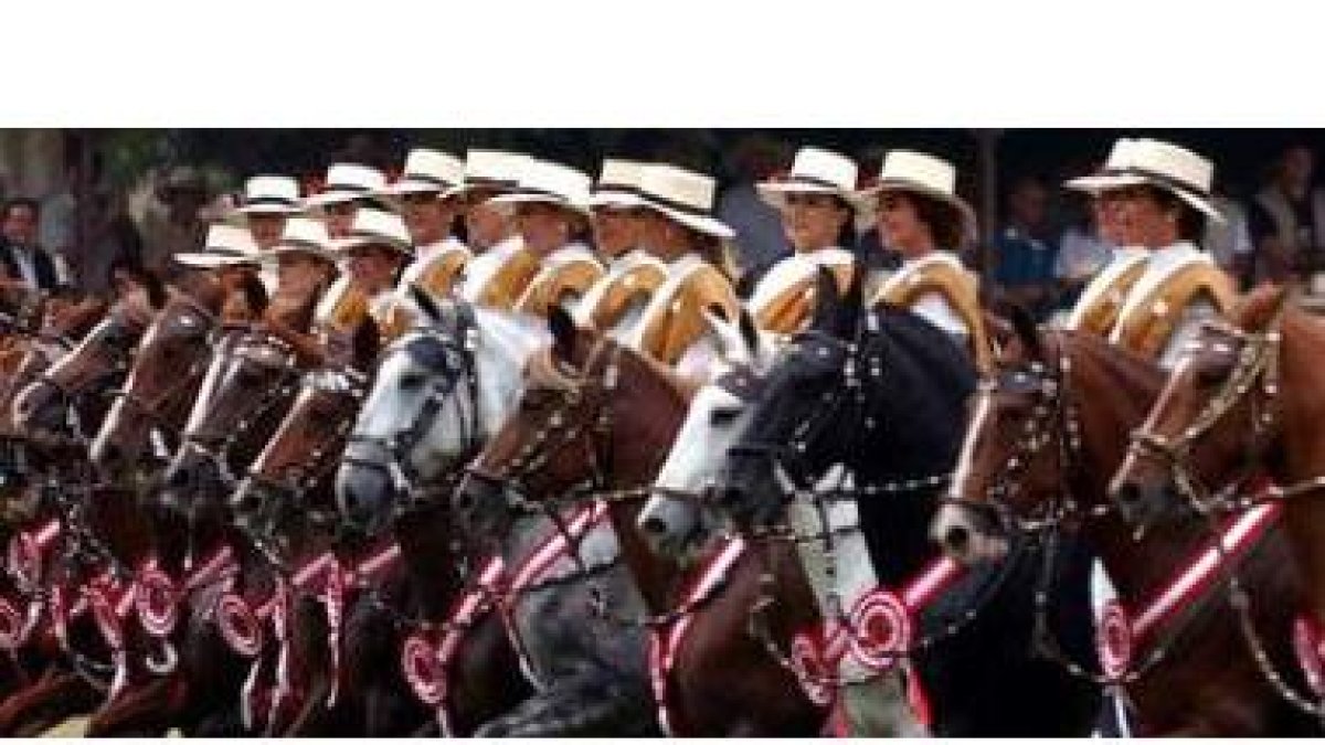 Un grupo de amazonas realiza una exhibición durante el Campeonato de Caballos de Paso en Mamacona, a