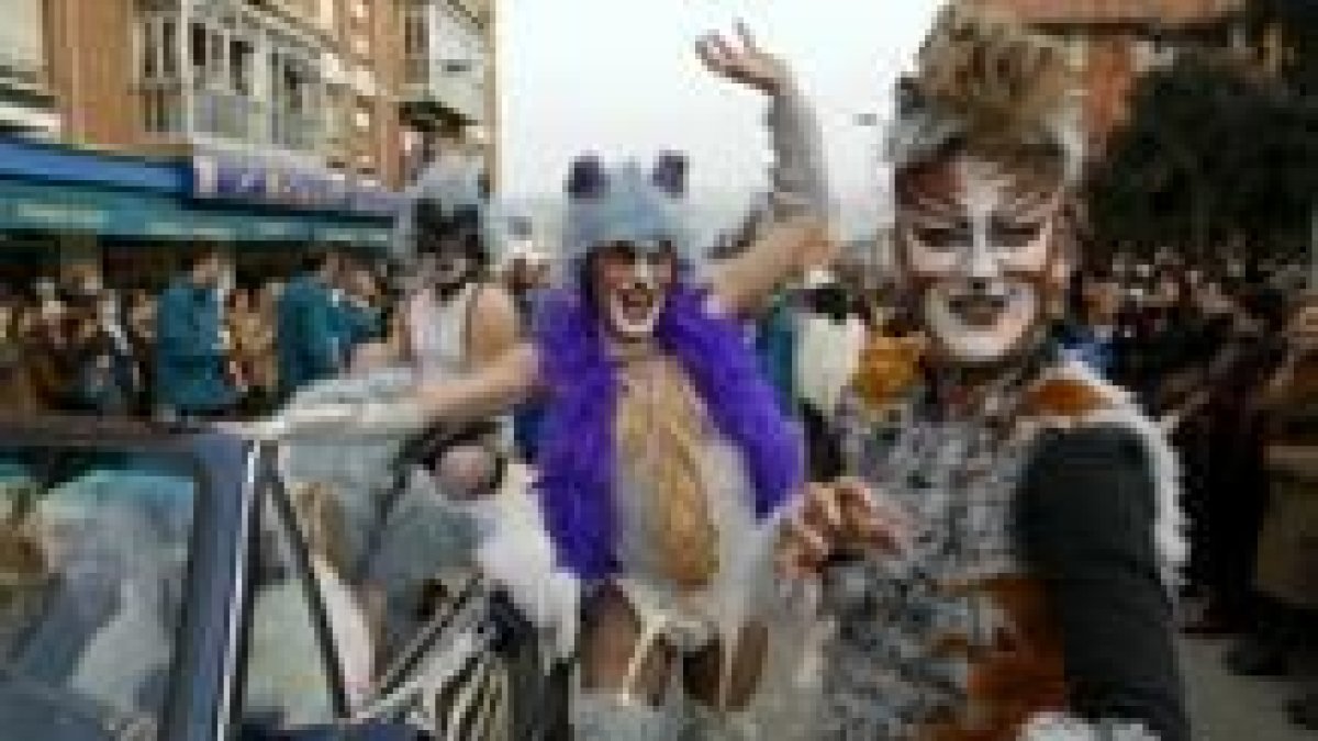 La peña «Los cats» consiguieron el primer premio de la categoría de entre seis y catorce personas