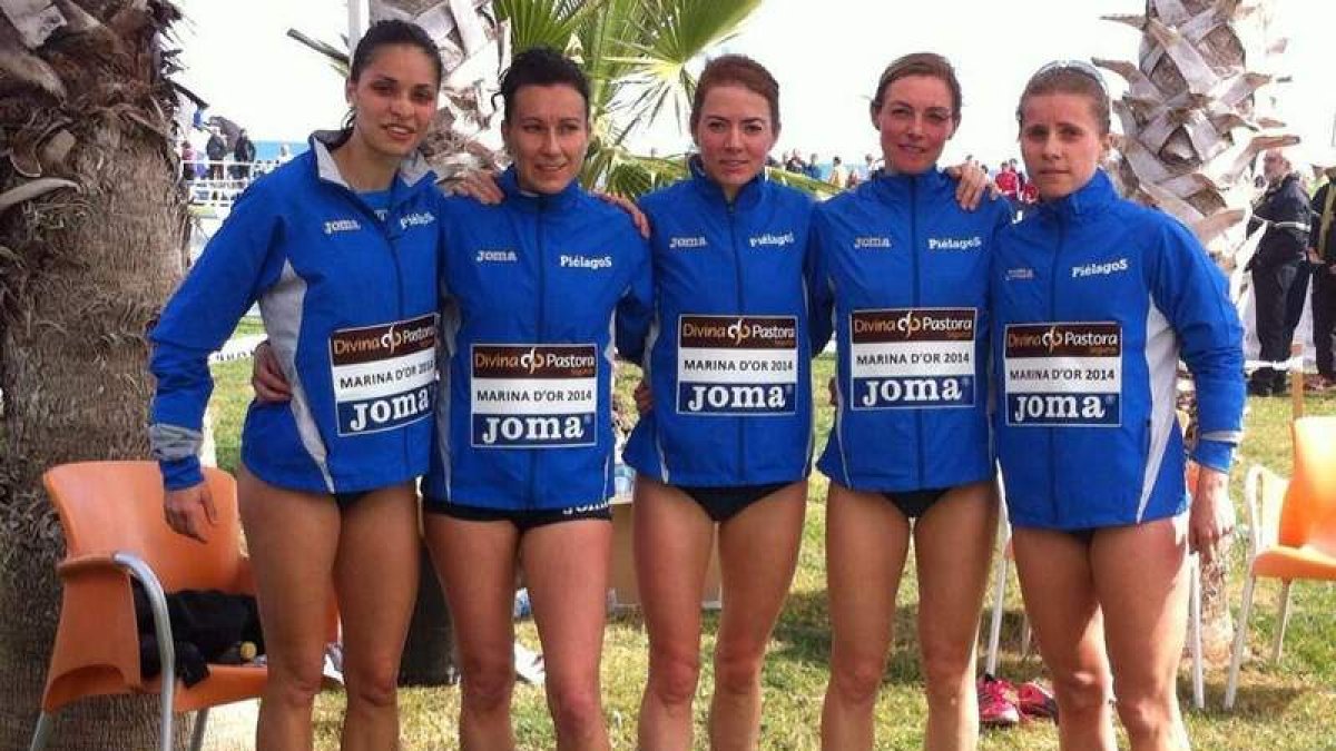 Nuria Lugueros (i) se colgó la medalla de oro por equipos con el Piélagos y a título individual fue quinta.