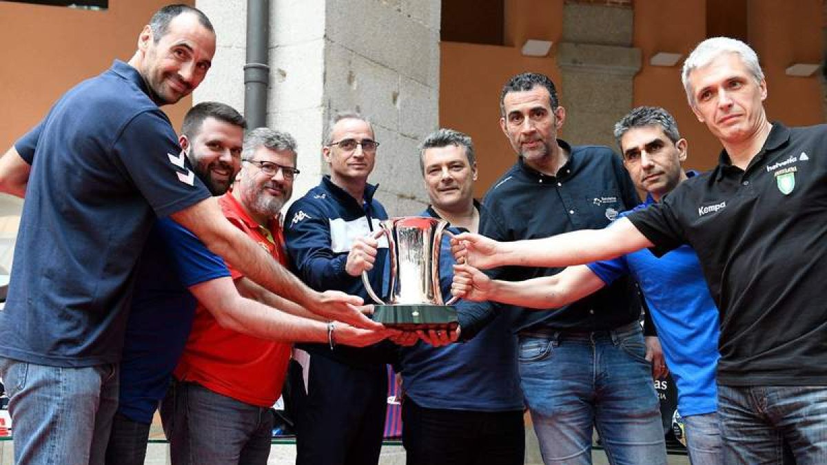 Los entrenadores, con Rafa Guijosa en el centro, posan con la Copa del Rey. ASOBAL