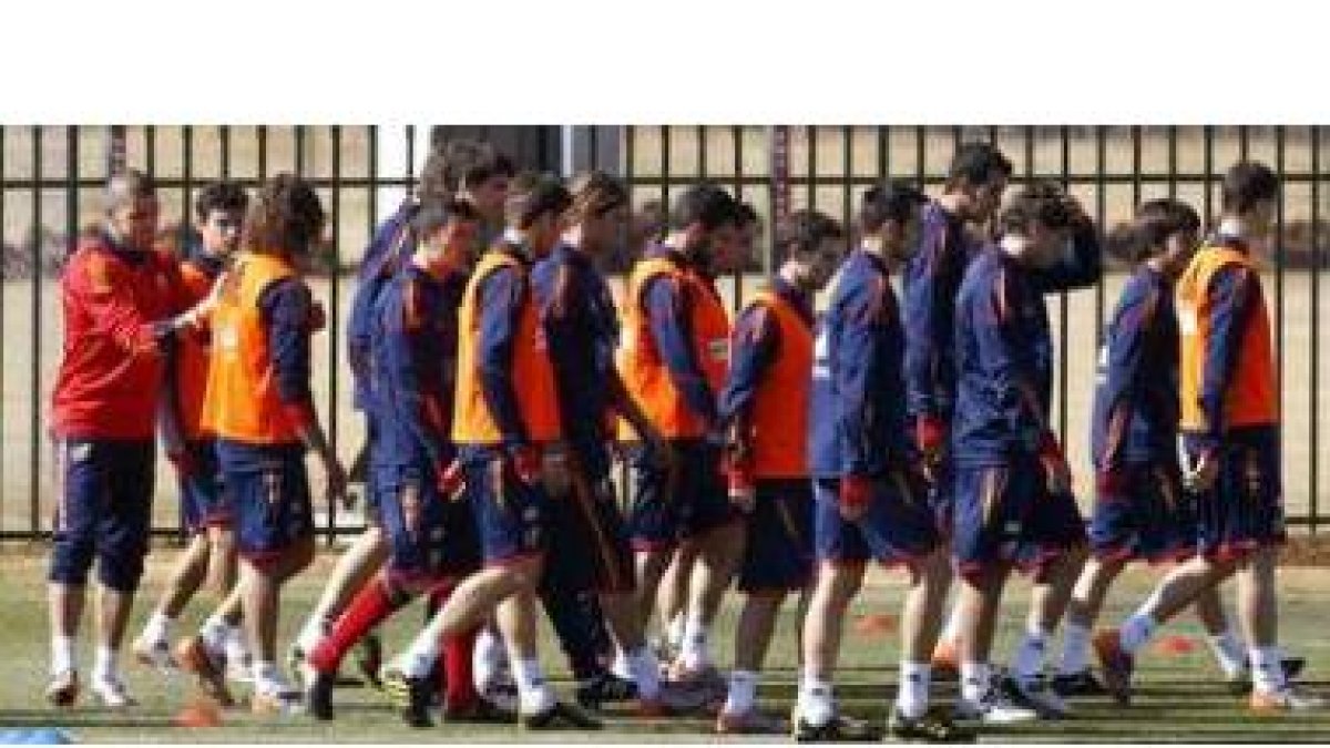Los jugadores de la selección española de fútbol al inicio del entrenamiento que realizaron ayer con