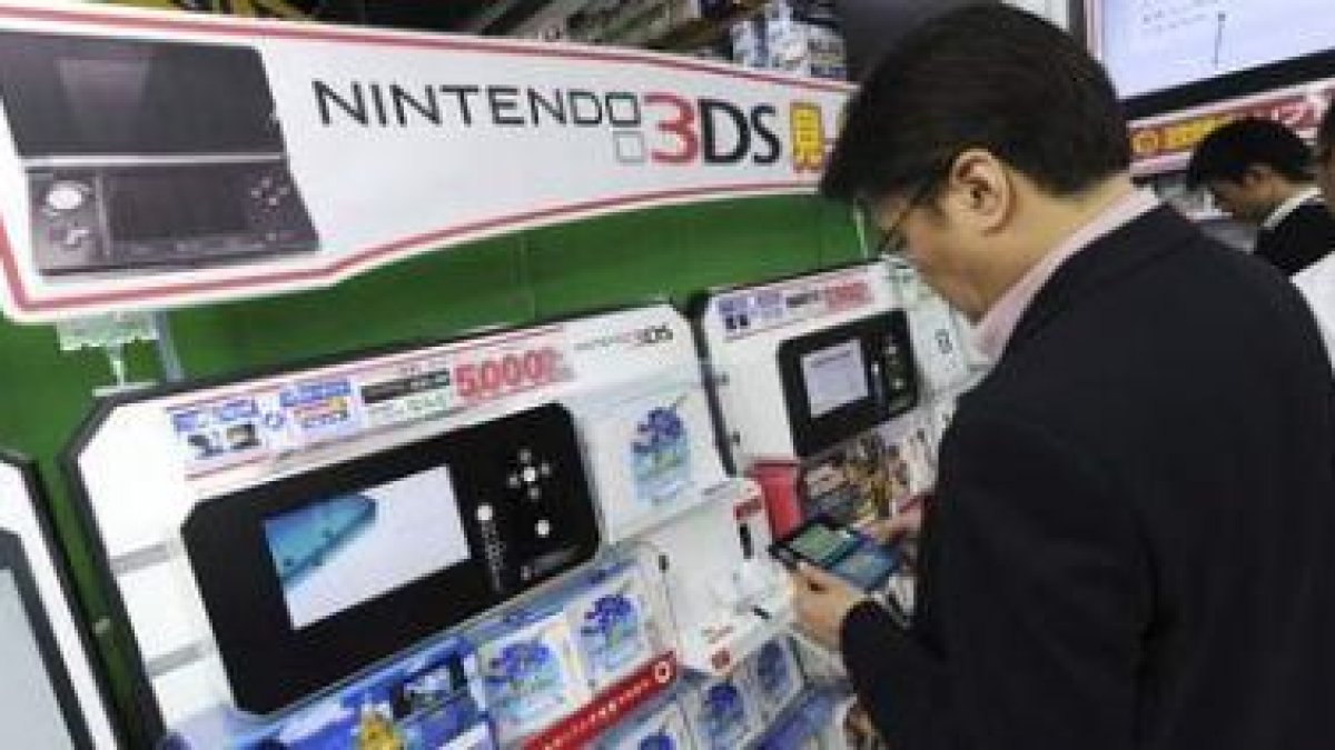 Un consumidor prueba uno de los productos de Nintendo en una tienda deTokio.