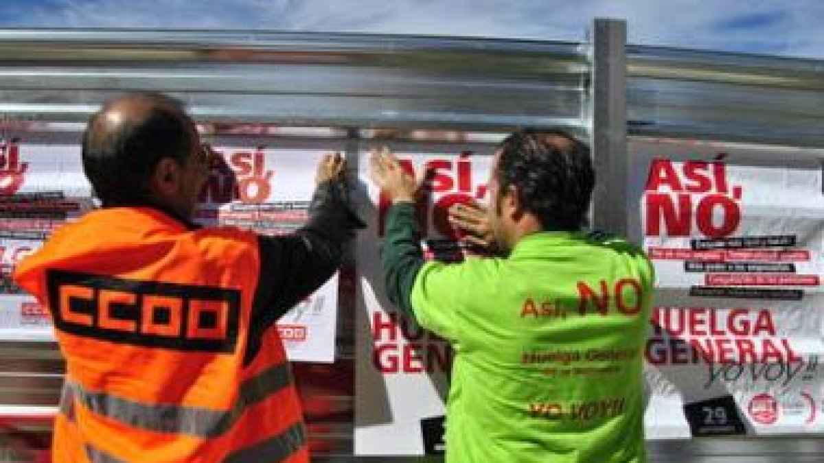 Pegada de carteles, ayer en Ponferrada.