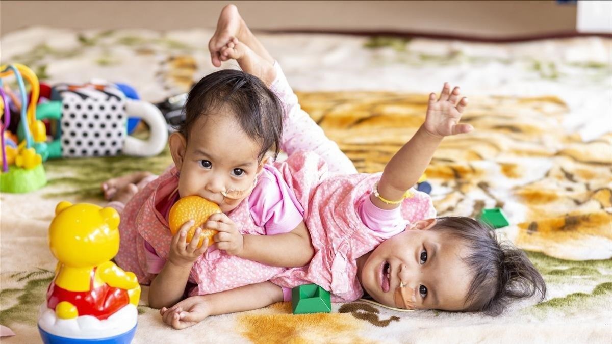 Las niñas Nima y Dawa juegan pocos días antes de la operación