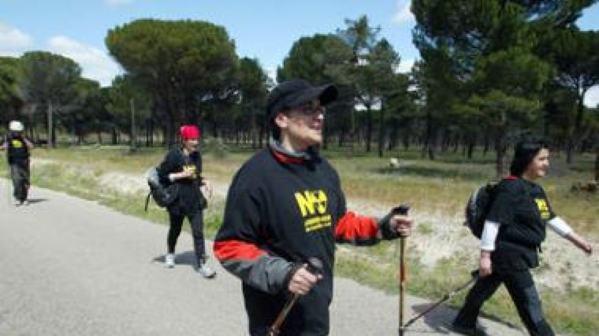 Participantes en la Marcha por la Tierra, en los últimos kilómetros de recorrido