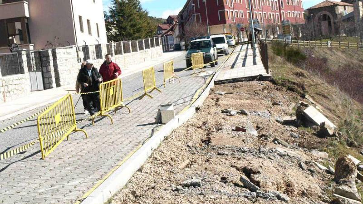 El desprendimiento ha afectado a unos 50 metros de la calle Sedeñal.