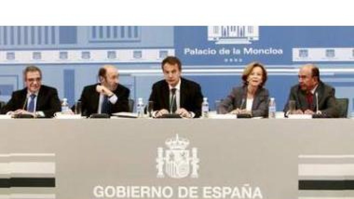 César Alierta, Rubalcaba, Zapatero, Elena Salgado y Emilio Botín, en un momento del encuentro de aye
