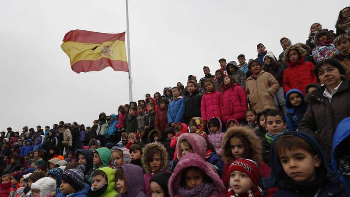 Los compañeros de Aaron, el hijo de seis años de Isidro Gabino, en el homenaje.