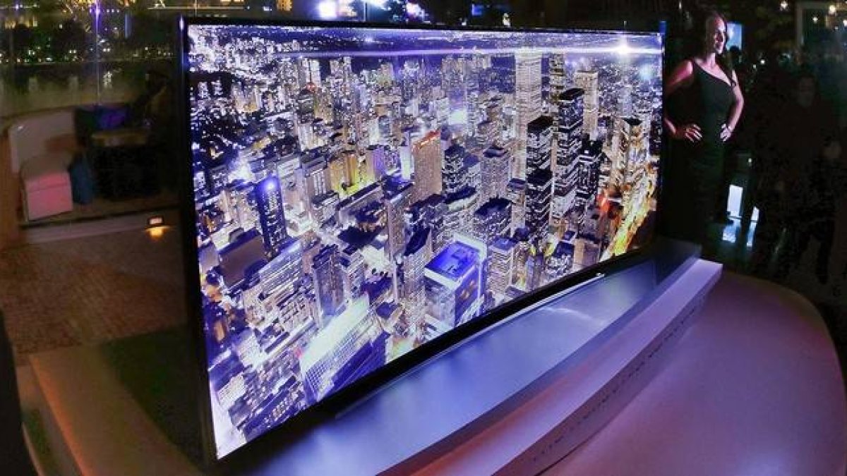 Televisor curvo Samsung de ultra alta definición, de 2,66 metros de diametro, presentado en el CES de Las Vegas.