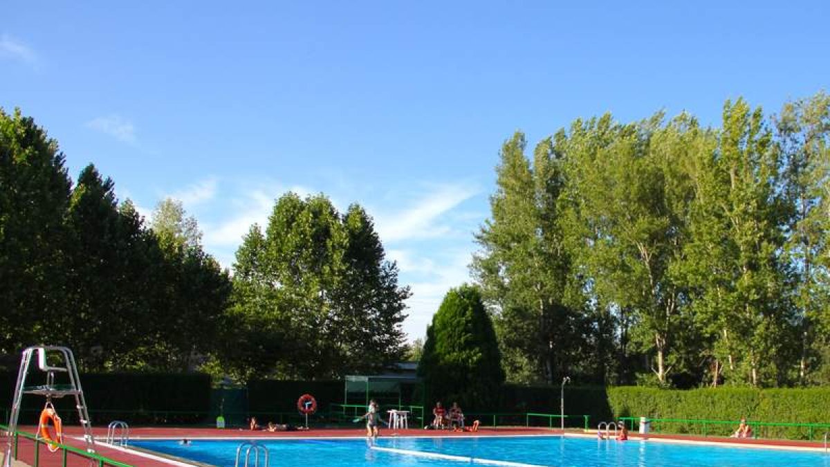Piscina principal de Villarejo de Órbigo, situada en Veguellina. DL