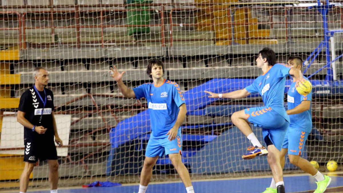 Los jugadores ademaristas realizaron ejercicios de balón por la tarde en el Palacio de Deportes.