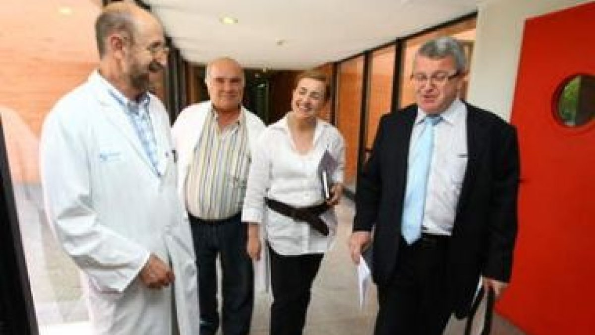 El jefe de Pediatría, un especialista, la directora de Planificación sanitaria y el gerente.