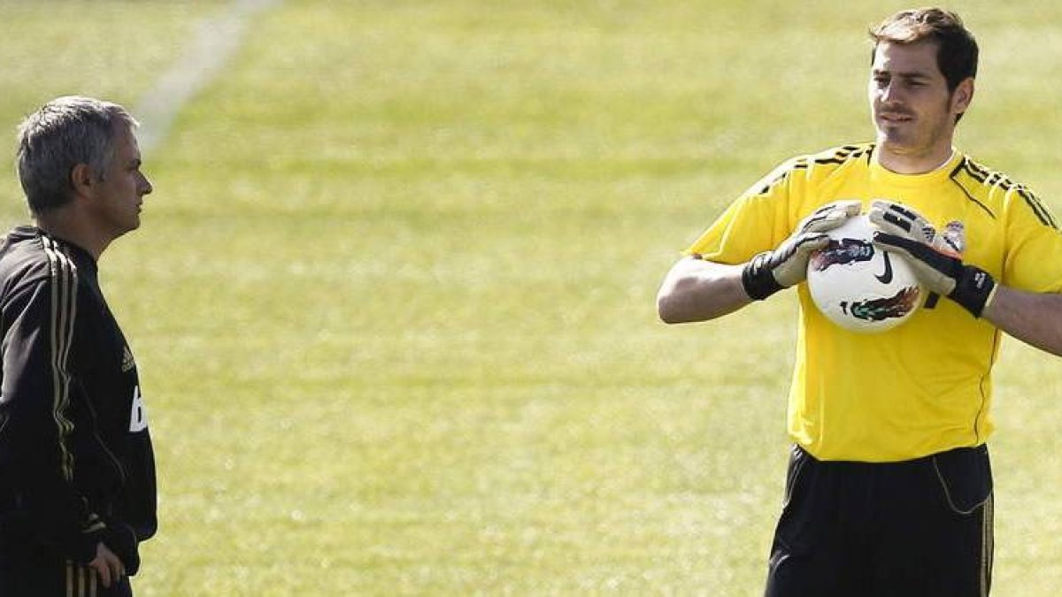 Casillas, a la derecha, elige a Del Bosque por delante de Mourinho como mejor técnico del año.
