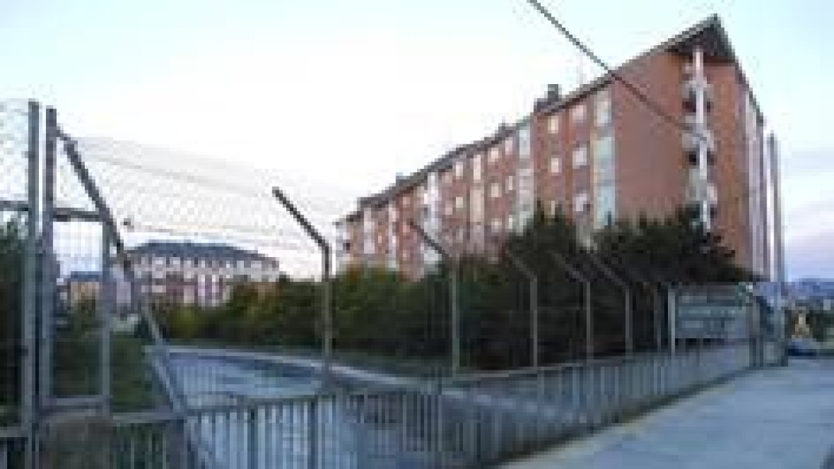 Vista actual del canal de Cornatel en Ponferrada, una de las propuestas de entubamiento