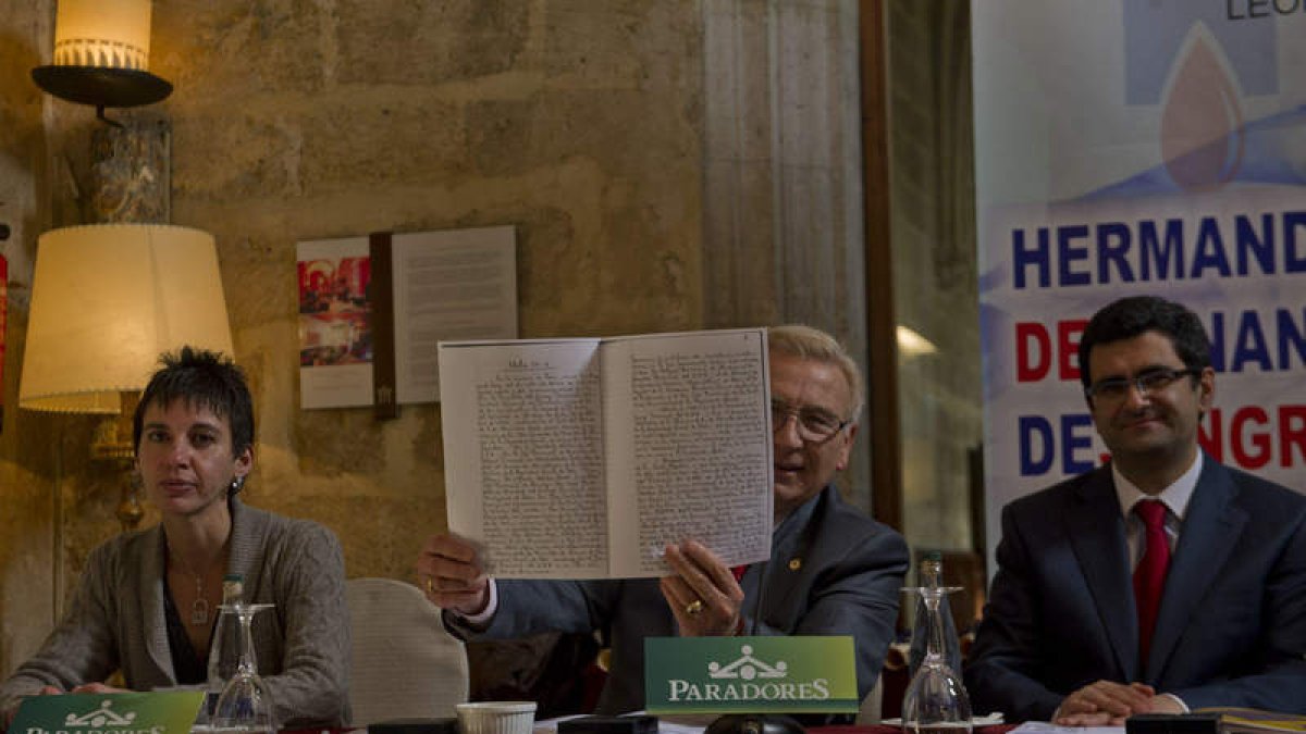 Martín Manceñido muestra el acto de creación de la Hermandad hace 40 años.