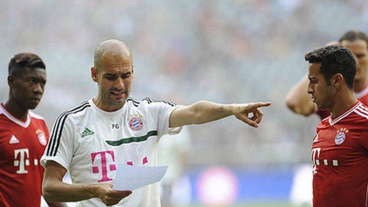 Pep Guardiola da instrucciones a Thiago Alcántara durante un entrenamiento en el Allianz Arena.