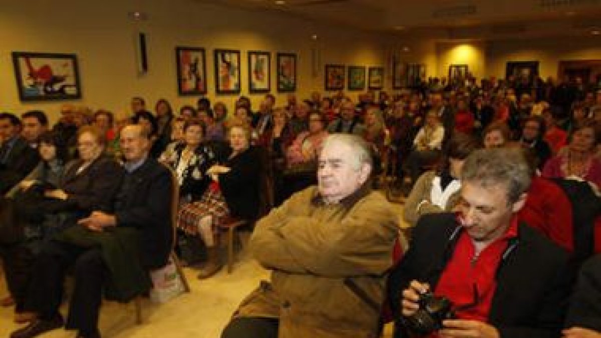 Gamoneda se sentó en la primera fila de una sala abarrotada