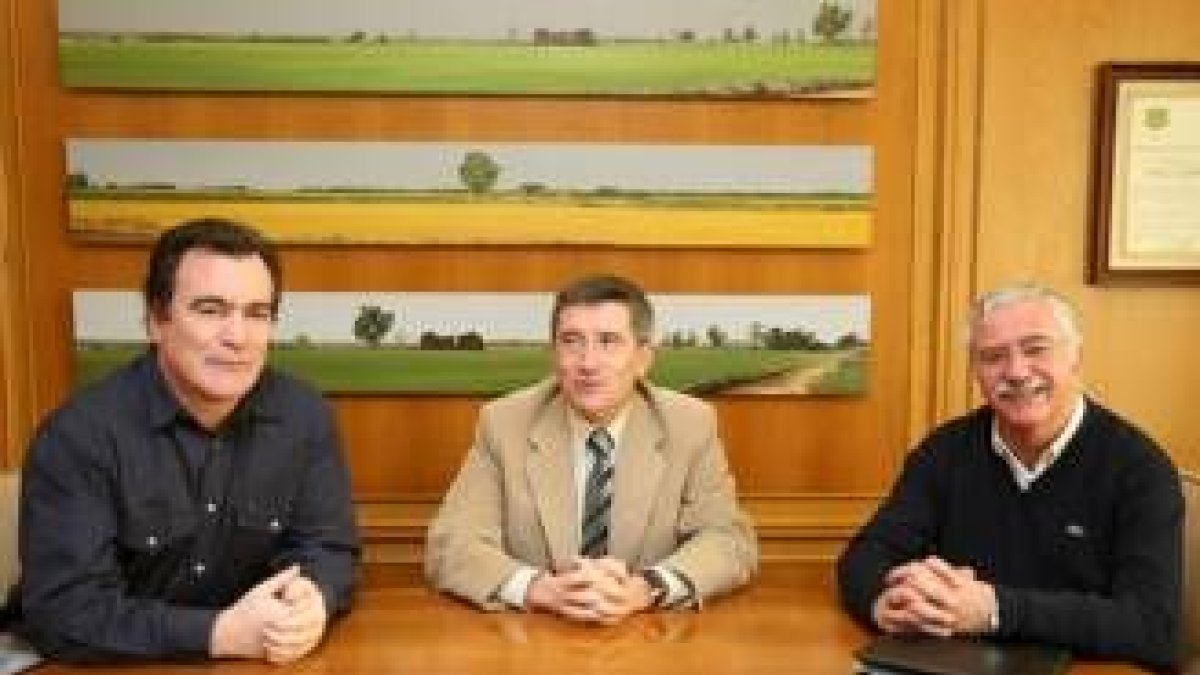 Fuentes, a la izquierda, y Campos, a la derecha, visitaron al alcalde