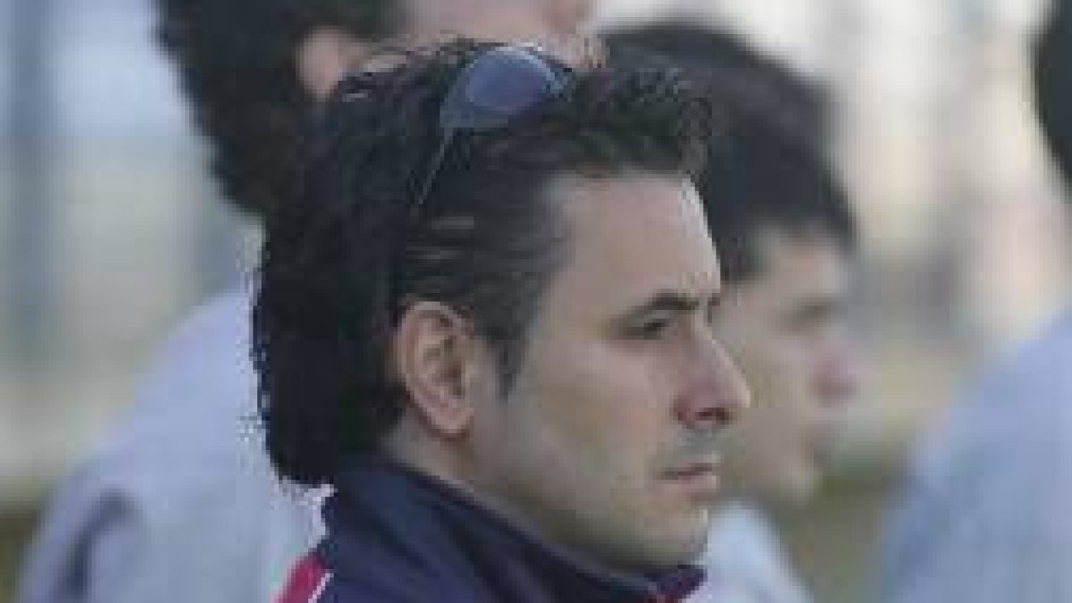 El delantero culturalista Viola, que completó un buen partido, trata de zafarse de dos rivales