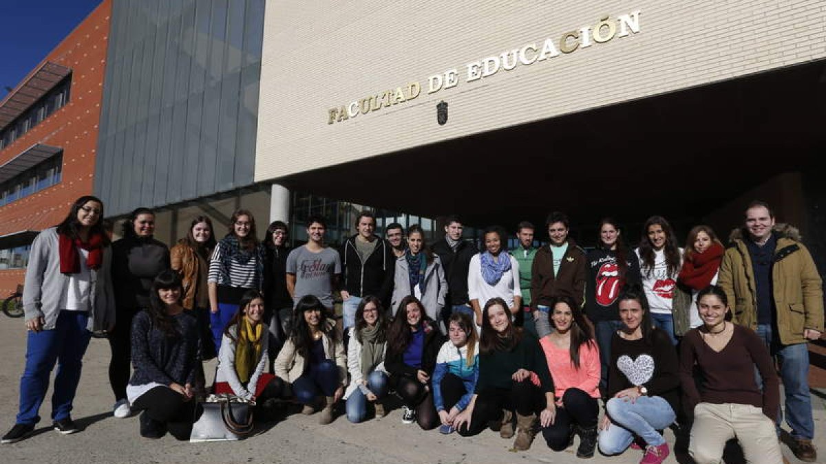 El grupo de alumnos y alumnas de Educación Social que participaron en el cortometraje ‘Seven Devils’.