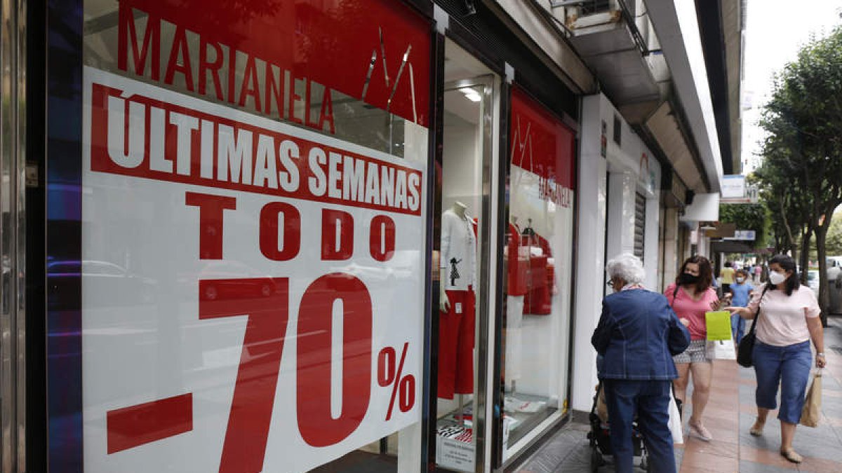 Una clienta adquiere una prenda en un centro comercial de la capital. RAMIRO