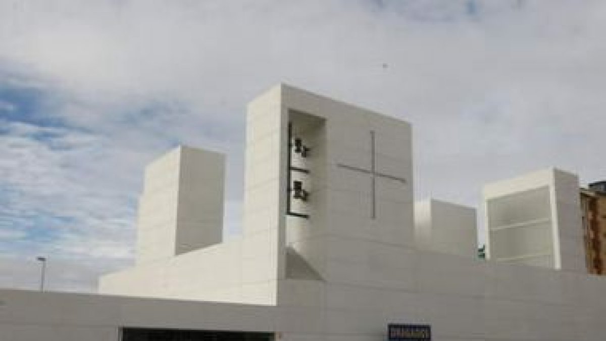 Fachada de la nueva iglesia del Buen Pastor, en el barrio ponferradino de La Rosaleda.