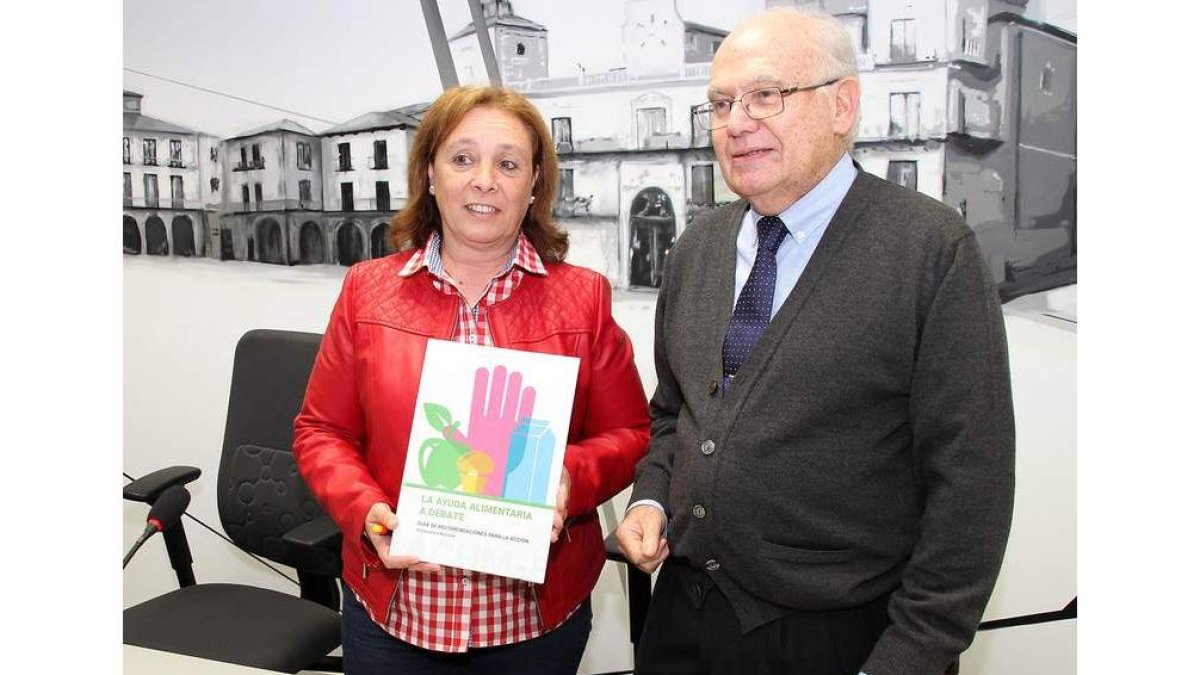 Aurora Baza, con el director de la Alianza contra el Hambre, Alfonso Rodríguez. PEIO GARCÍA