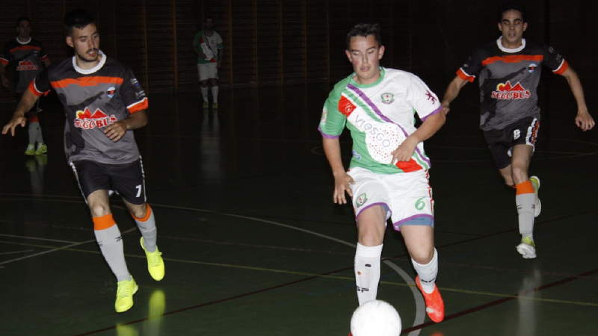 El equipo leonés pudo lograr una goleada mayor. CAMPOS