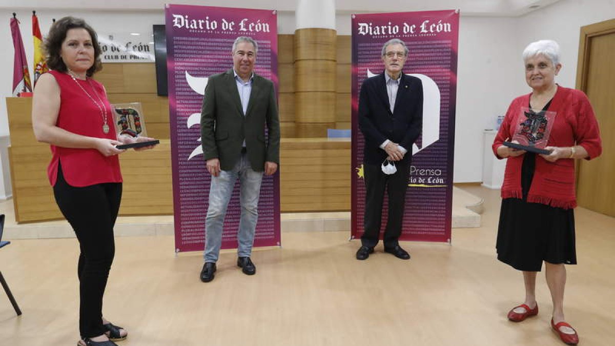 Nuria Lozano, Joaquín S. Torné, José Luis Lorenzana y Beatriz Gallego, tras la entrega de la donación económica. RAMIRO