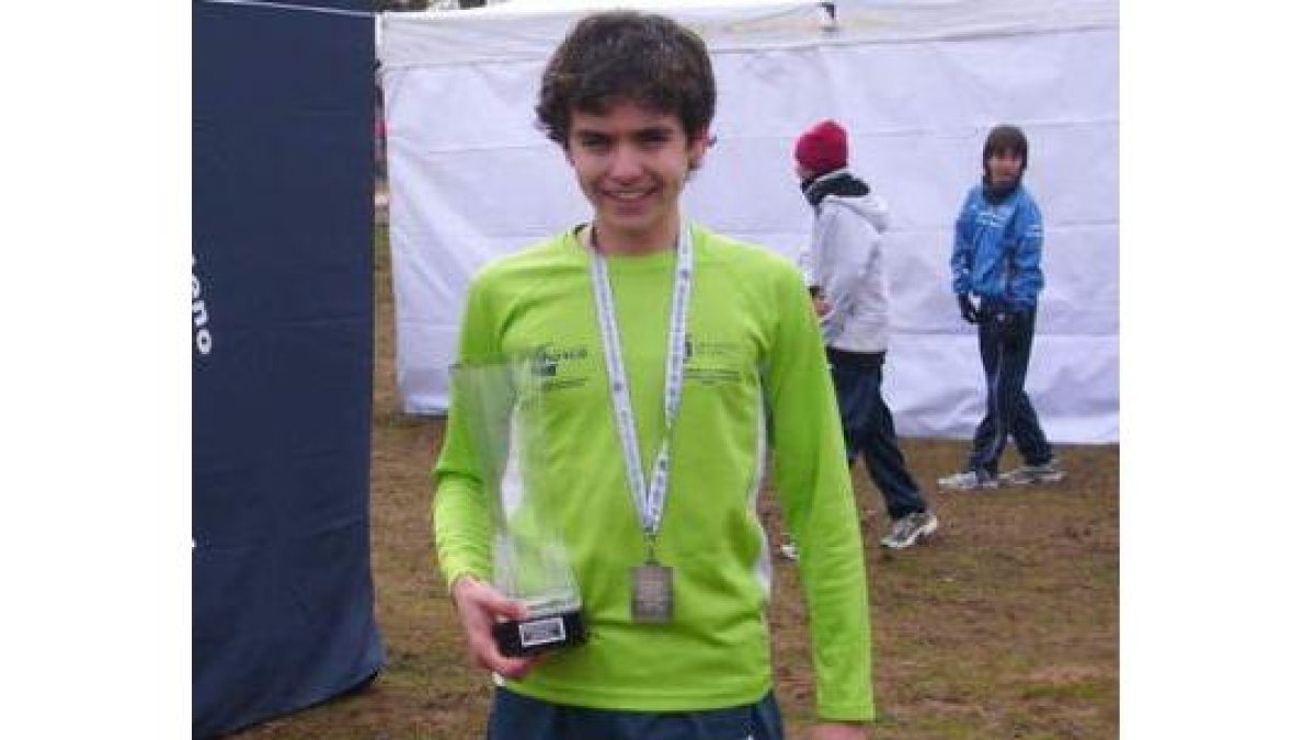 Raúl, con el trofeo logrado en el autonómico de Valladolid.