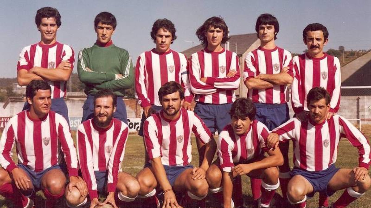 Casimiro, en el centro agachado, con el rojiblanco del Atlético Bembibre, club en el que dejó huella. DL