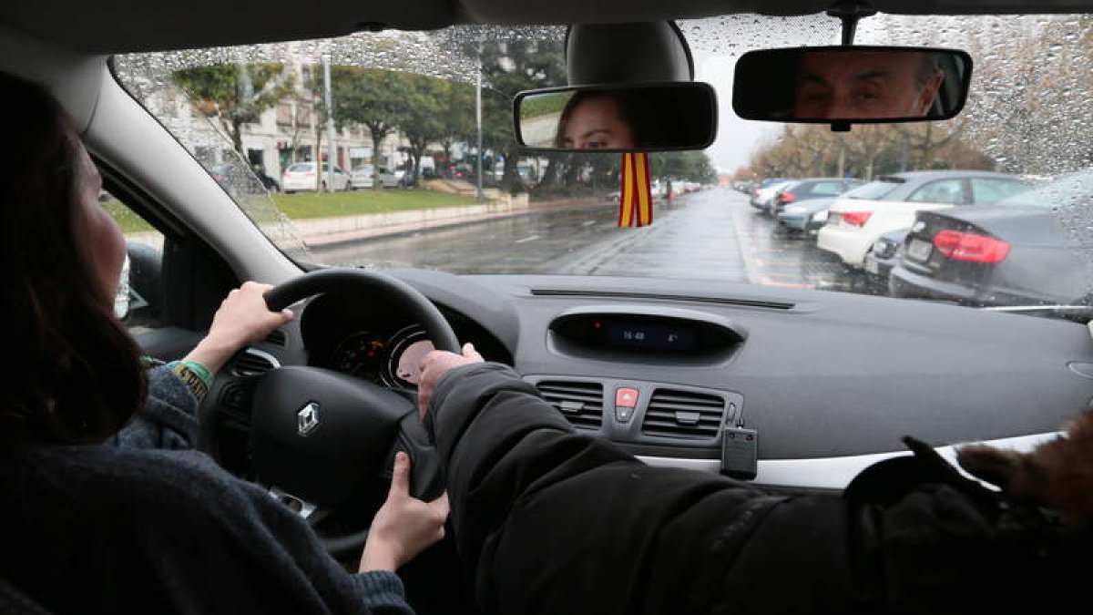 Clase práctica en un coche de autoescuela. RAMIRO