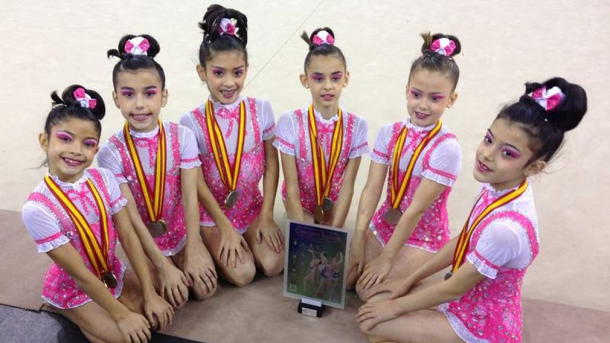 Paula Serrano, Olatz, Amalia, Irene, Paula e Inés, con la medalla de oro lograda en el Nacional.