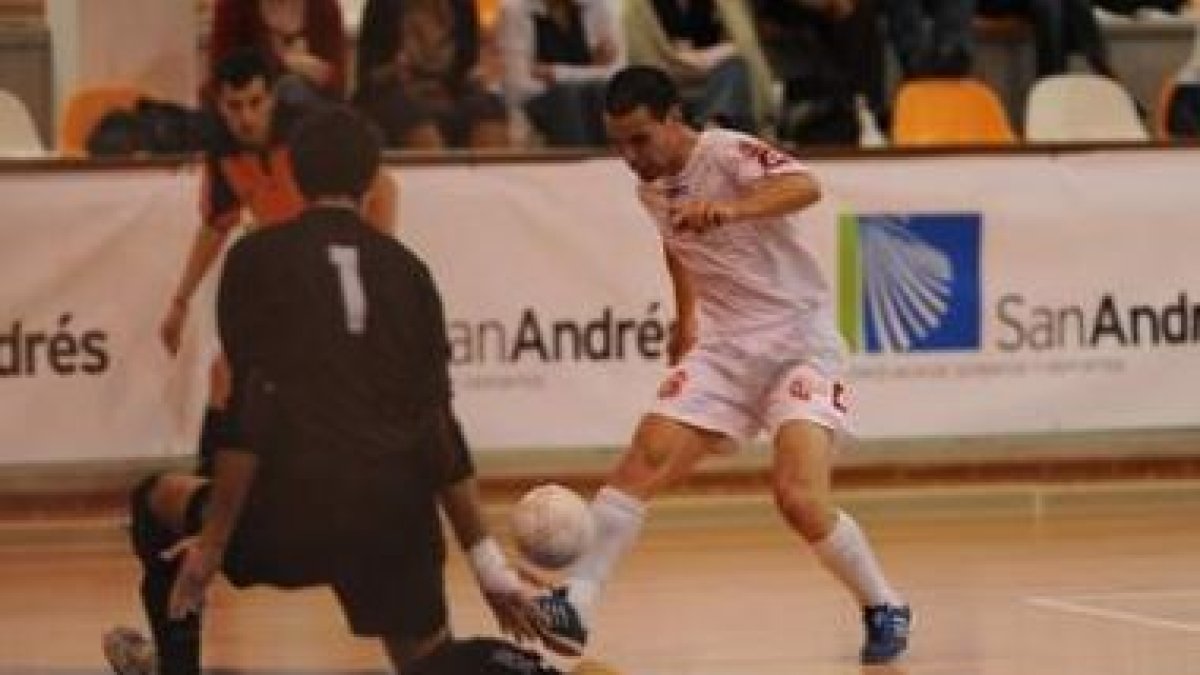 Sergio Piñeiro materializó el primer gol de los visitantes en la recta final del primer tiempo.