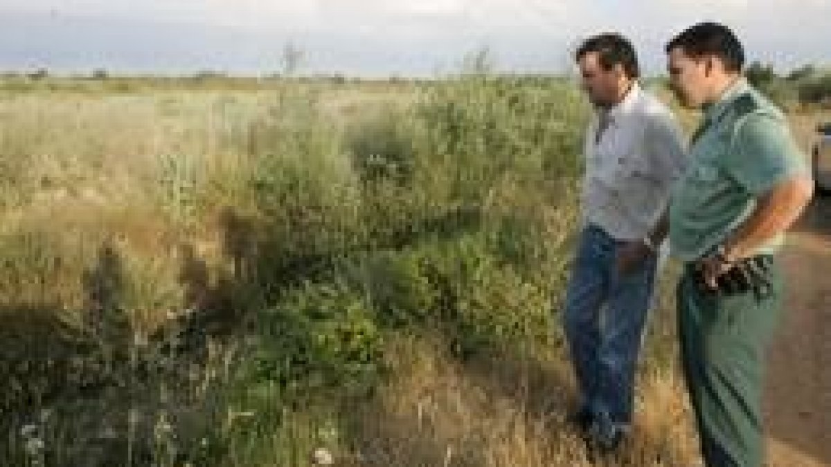 Máximo Campano, junto a un guardia civil, durante la visita