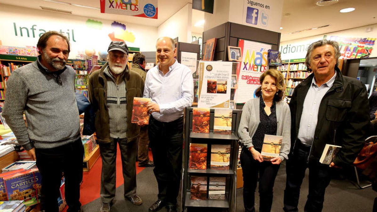 Valentín Carrera, en el centro, junto los autores del volumen de ensayos sobre Gil.