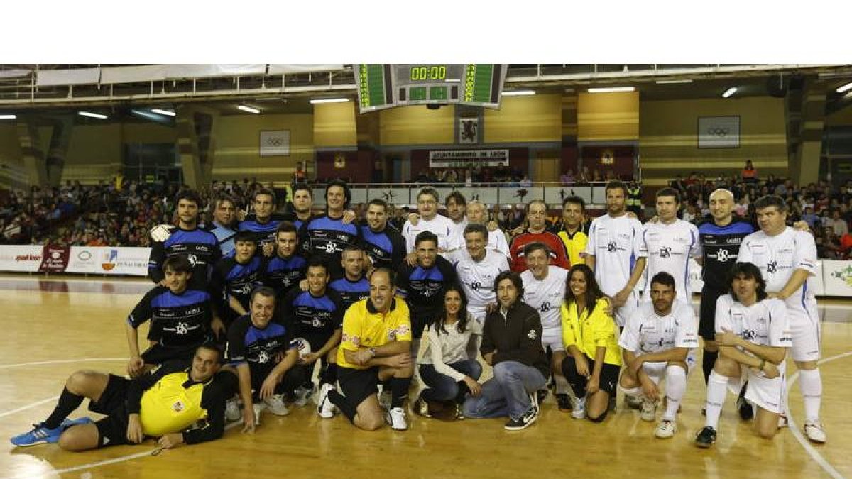 Los amigos de Rafa Guerrero y David Bustamante posan antes de comenzar el partido benéfico del tercer Desafío Solidario.