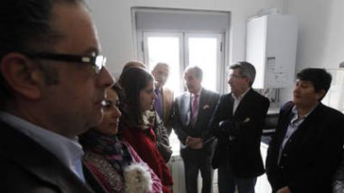 Asociaciones, patrocinadores y el alcalde, en la inauguración.