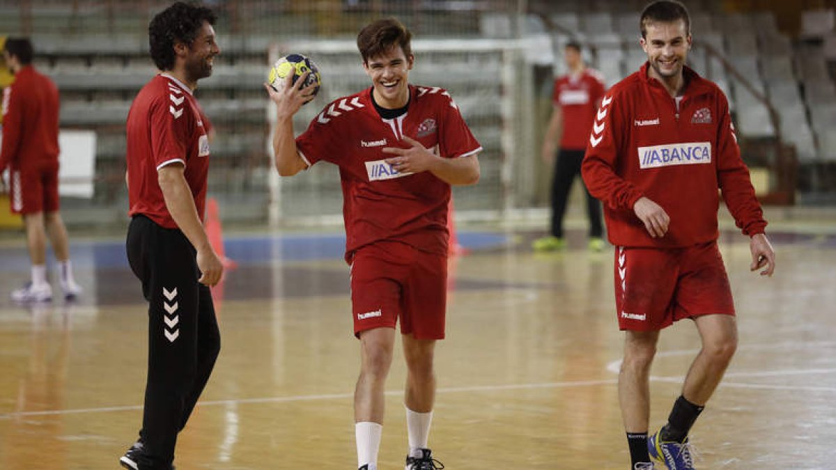 El trío de extremos del Ademar, Juanín, Mario y Nacho Huerta, ayer en el Palacio de Deportes en la vuelta a los entrenamientos. JESÚS