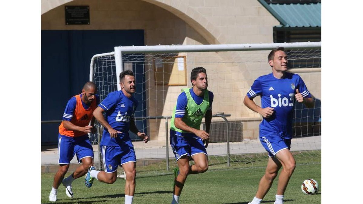 Sobrino, segundo por la derecha, puede tener su oportunidad desde el inicio del partido.