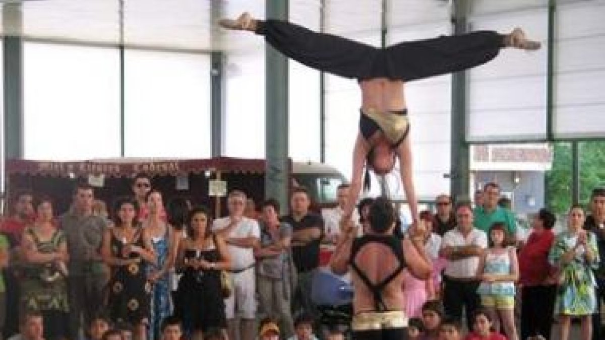 Los niños y mayores disfrutaron de los actos de la feria.