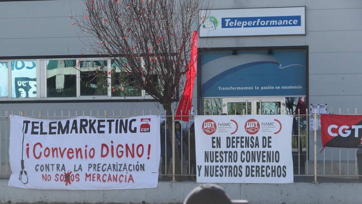 Teleperformance vivió ayer una nueva jornada de huelga. L. DE LA MATA
