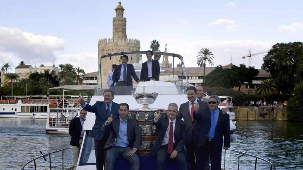 Ignacio Zoido, Costa y Escañuela posan junto a la Torre del Oro