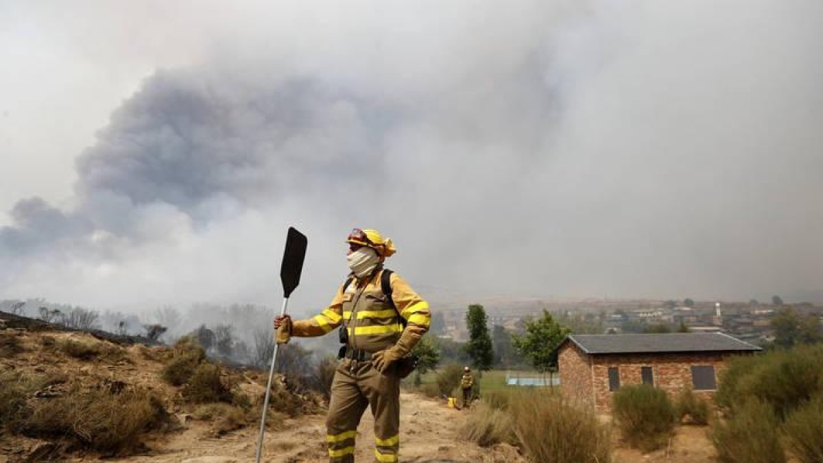 Un miembro de una brigada contra incendios se toma un respiro en el fuego que arrasó La Cabrera en 2017.