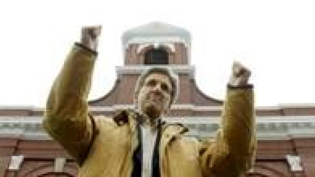 El senador demócrata John Kerry celebra su triunfo en Virginia