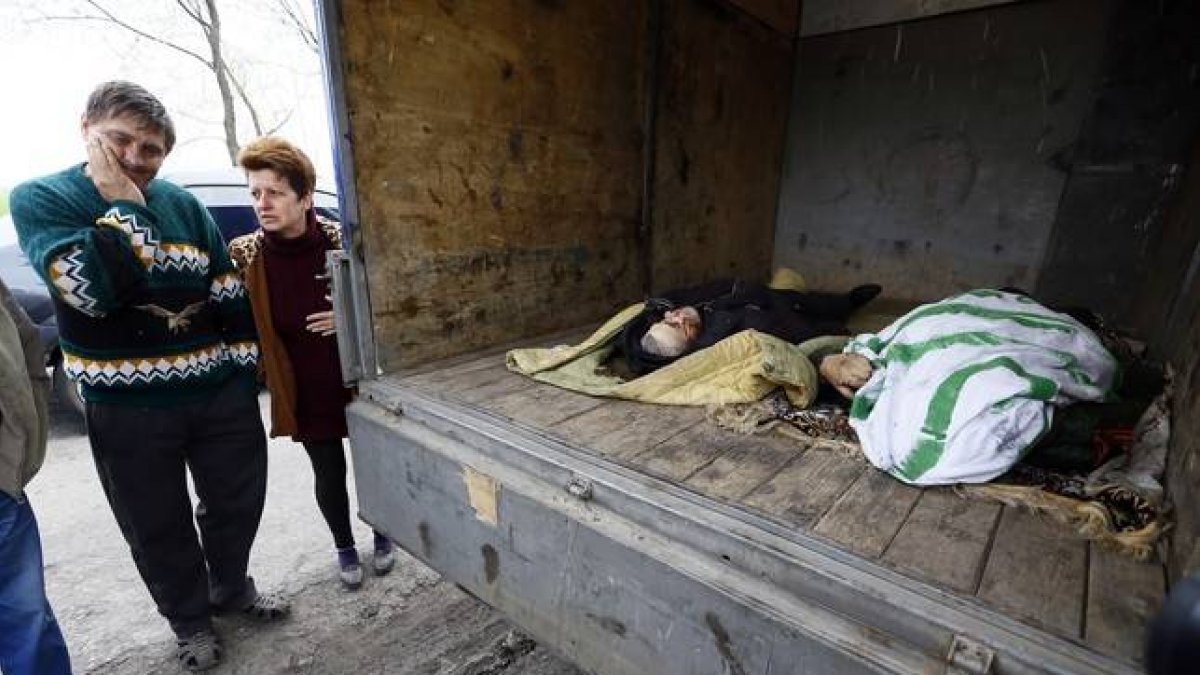Los cuerpos de las víctimas del tirotero de esta noche cerca de Slaviansk.