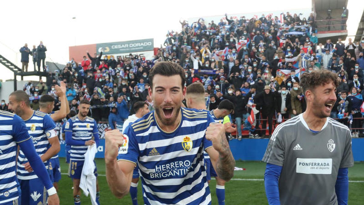 Sergi Enrich, el mejor y más acertado fichaje de la Deportiva en muchos años, vino a Ponferrada para victorias como ésta y ayer era la viva imagen de la felicidad tras su gol. L. DE LA MATA